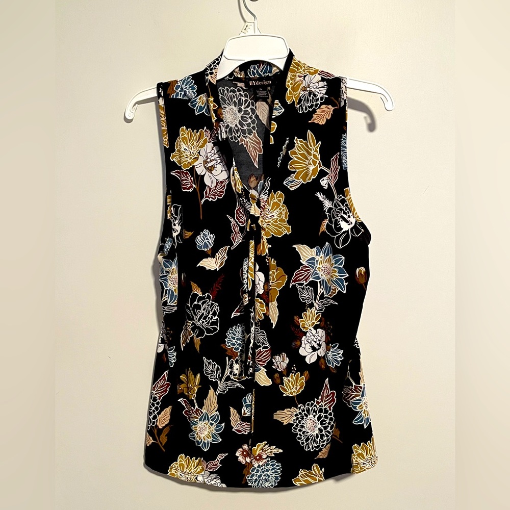 Tie neck sleeveless print stretch knit blouse.  Size XL